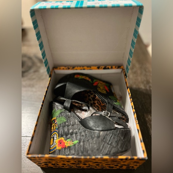 COPY - Keke Tiki Wedges by Bettie Page - Picture 3 of 7